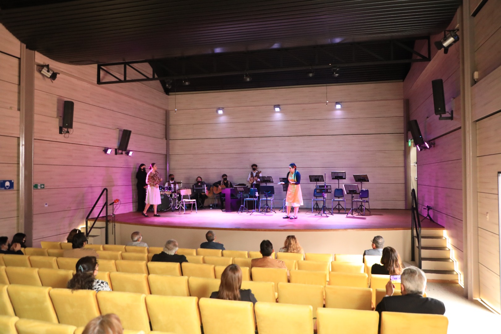Cormudesi inaugura moderno teatro público en Escuela Artística Violeta Parra