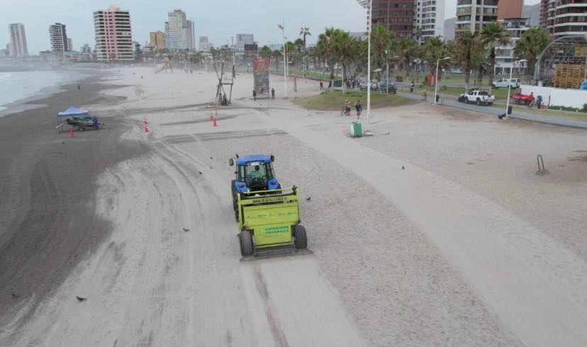 Cernidor mecánico extrae más de 40 toneladas de basura desde playas de Iquique