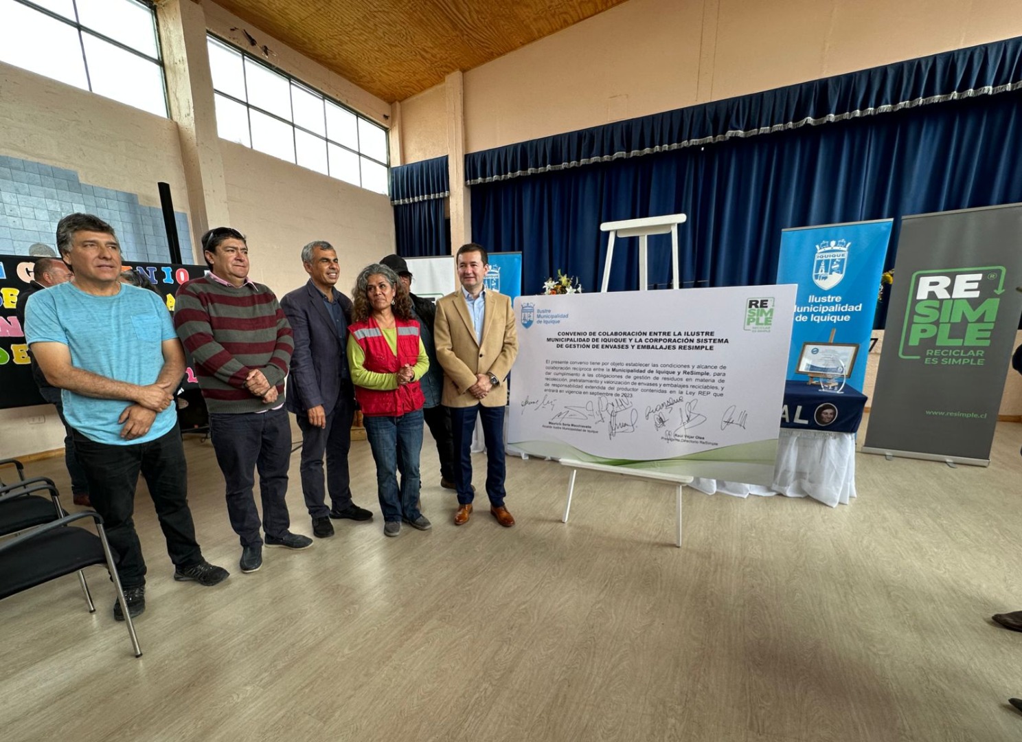 Municipalidad de Iquique y Corporación ReSimple firman convenio para implementar sistema de reciclaje