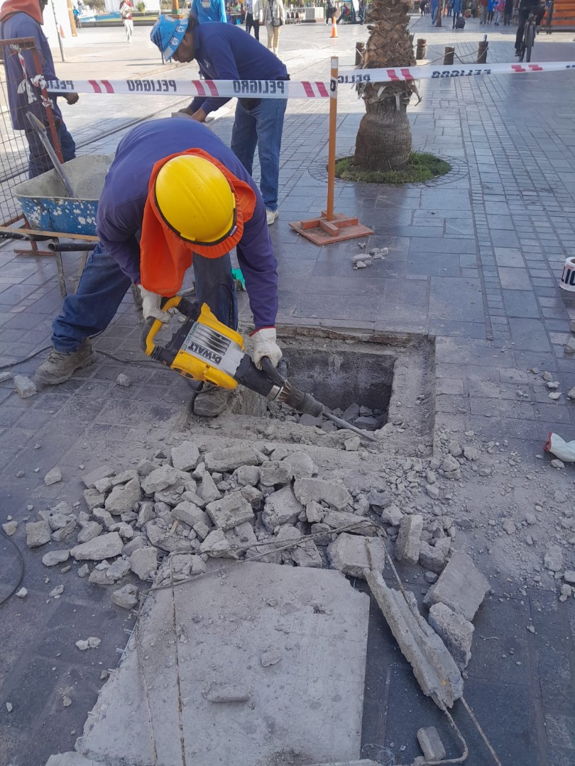Municipalidad de Iquique intensifica trabajos de reparación de pisos en Paseo Peatonal Baquedano